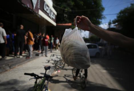 Food is collectively cooked and distributed on the streets of Deir A-Balah. Many of those receiving the food have left Gaza city